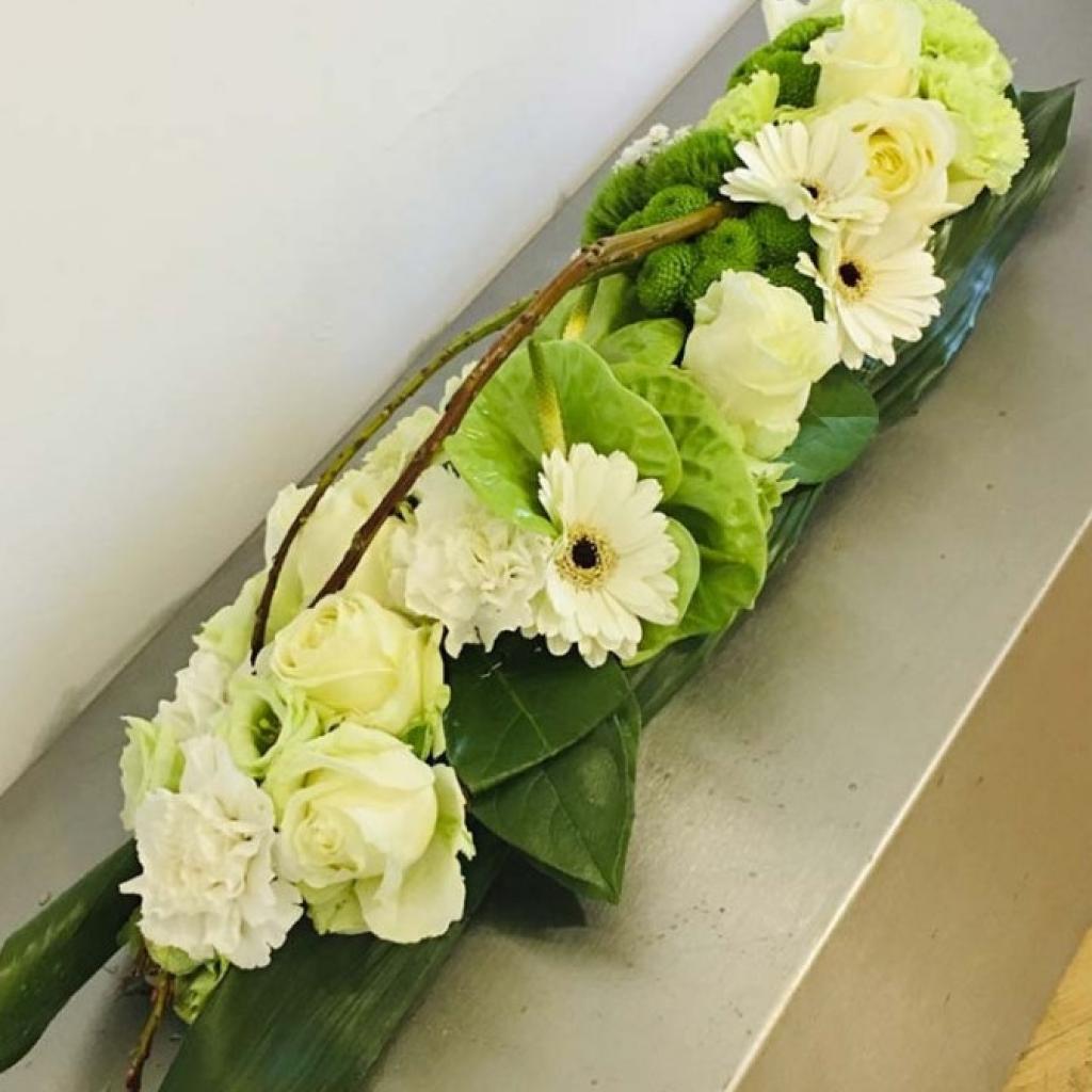 Modern rouwboeket uitvaartzorg bentein pollet