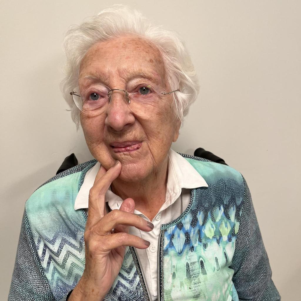Mevrouw Christiane Desmadryl geboren te Oostende op 14 januari 1933 en er overleden op 20 mei 2026.