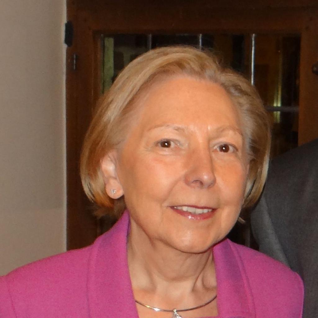 Jacqueline Vandevelde uit Oudenburg, gewezen apotheker, overleden te Oostende uitvaartplechtigheid in de Onze-Lieve-Vrouwkerk te Oudenburg Uitvaartzorg Bentein - Pollet te Oudenburg